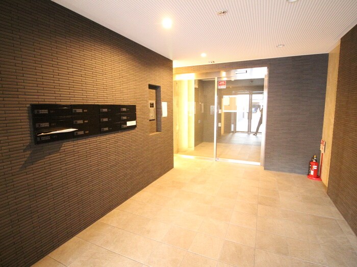 物件外観写真3　(エントランス部分)