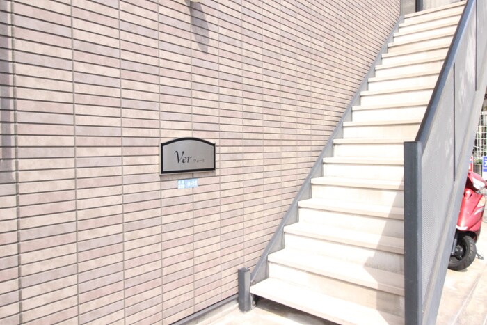 物件外観写真4　(エントランス部分)