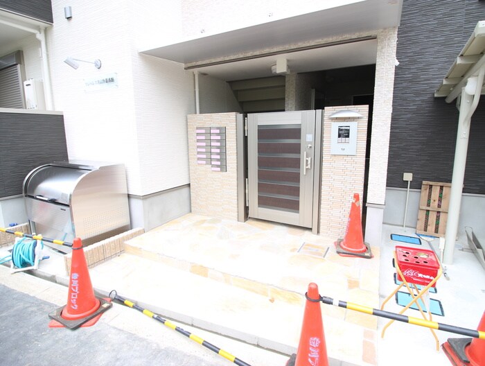 物件外観写真3　(エントランス部分)