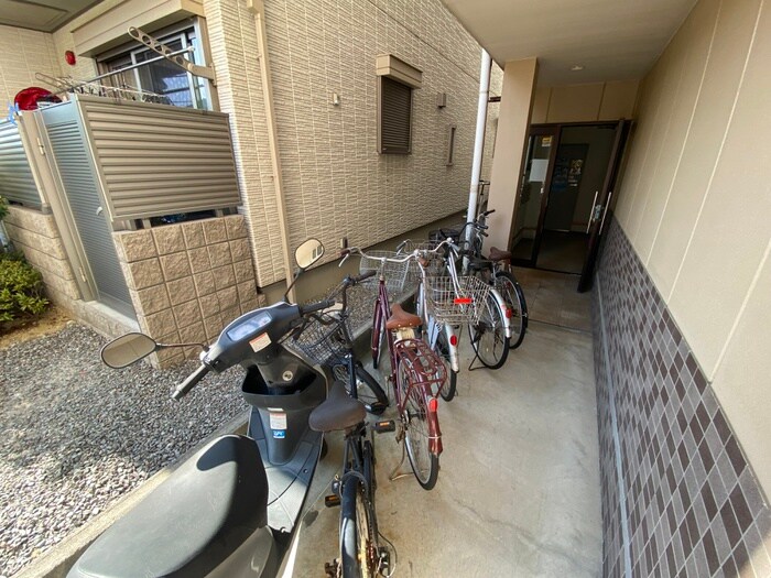 物件外観写真5　(駐輪場)