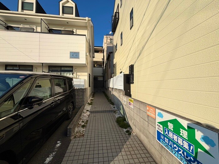 物件外観写真2　(エントランス部分)