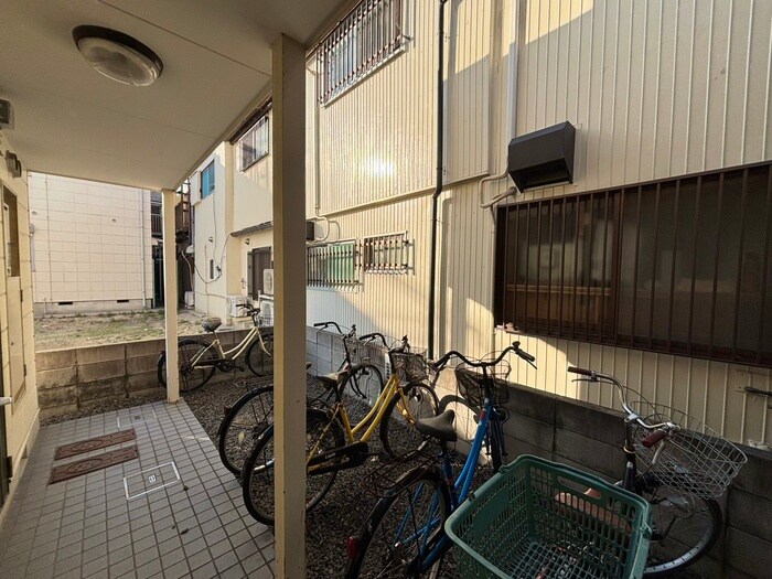 物件外観写真4　(駐輪場)