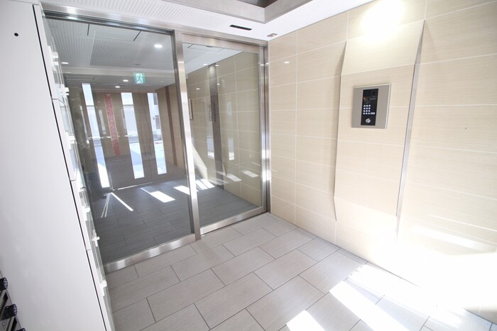 物件外観写真5　(エントランス部分)