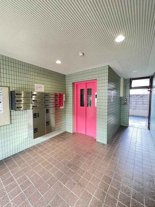 物件外観写真3　(エントランス部分)