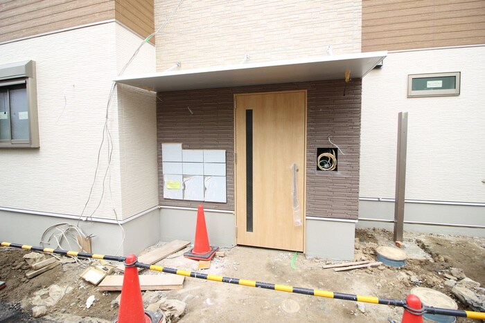 物件外観写真3　(エントランス部分)