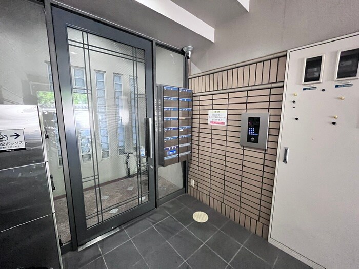 物件外観写真2　(エントランス部分)