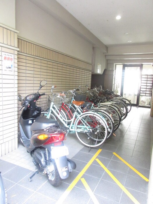 物件外観写真4　(駐輪場)