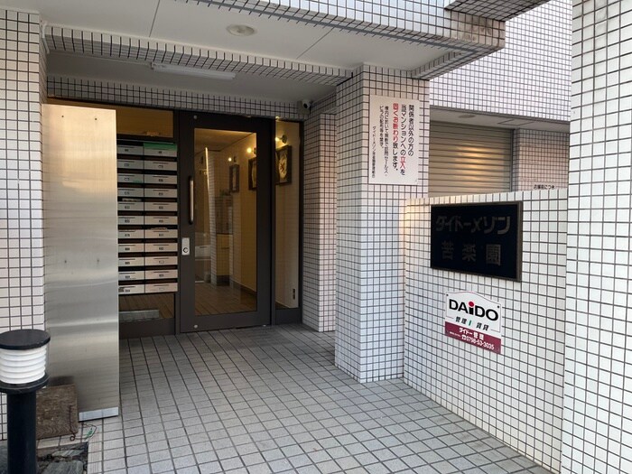 物件外観写真3　(エントランス部分)