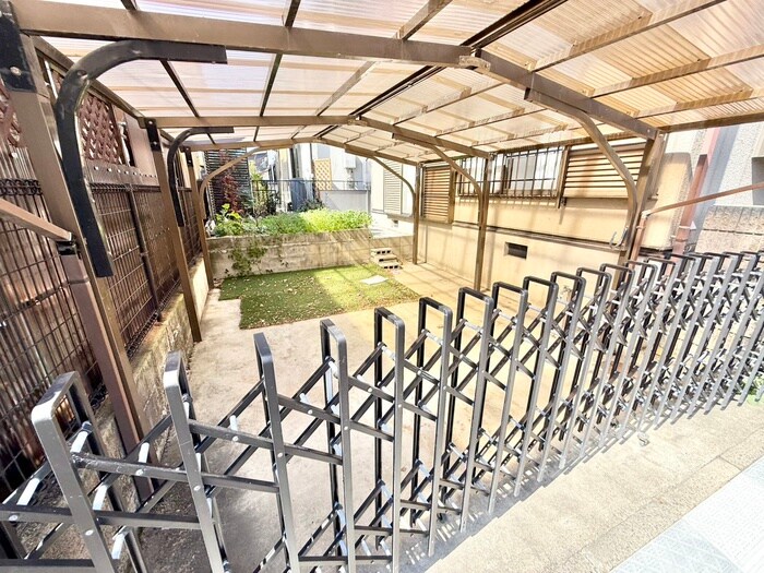 物件外観写真5　(駐車場)