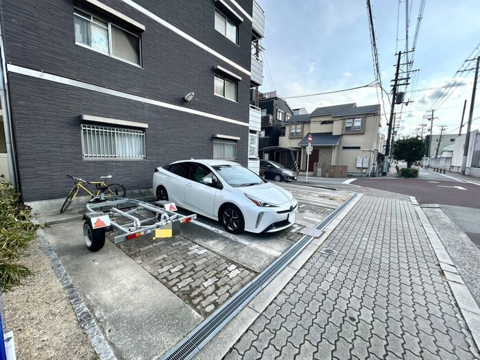 物件外観写真4　(駐車場)