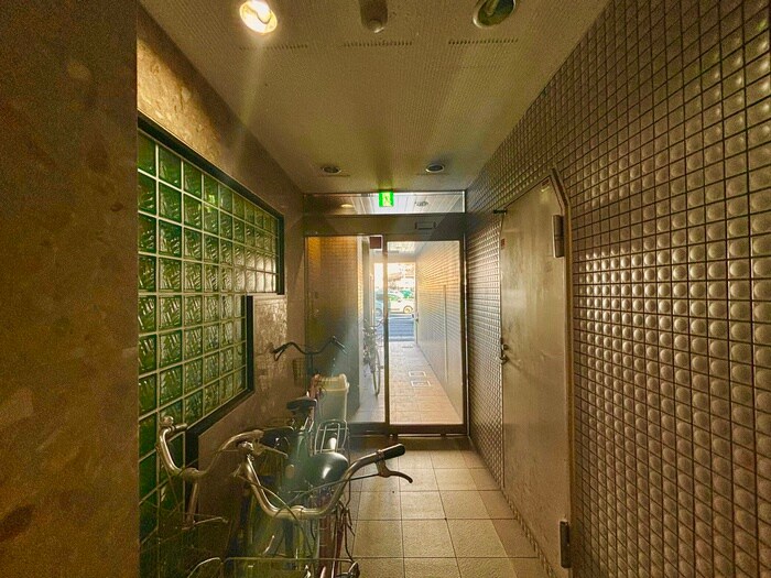 物件外観写真3　(エントランス部分)