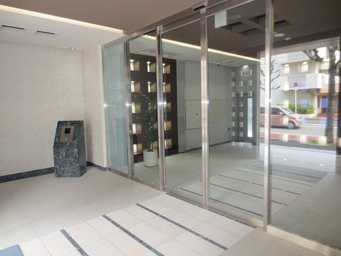 物件外観写真2　(エントランス部分)