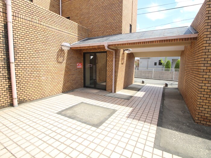 物件外観写真4　(エントランス部分)