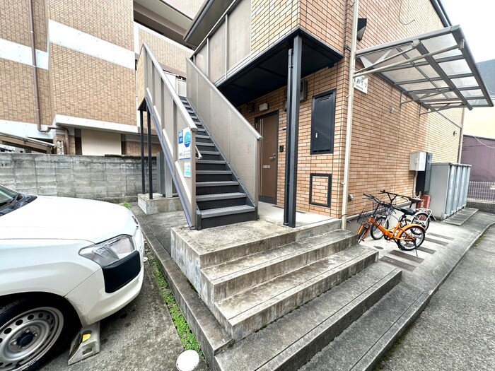 物件外観写真4　(エントランス部分)