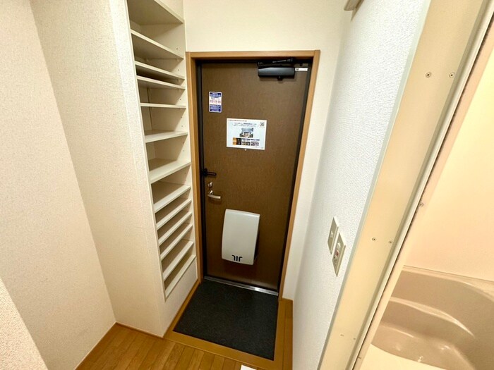 物件内観写真18　(玄関)