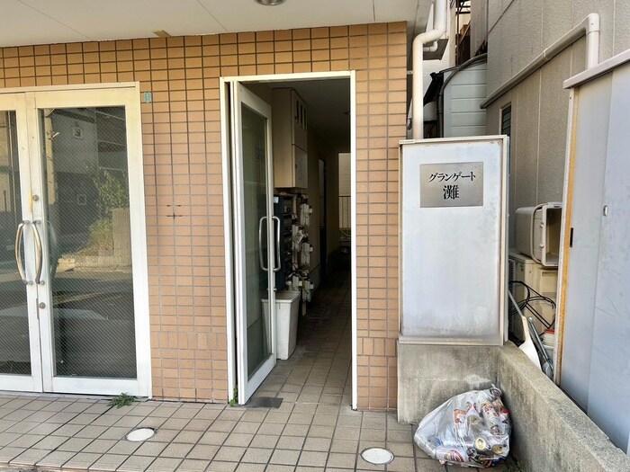 物件外観写真5　(エントランス部分)