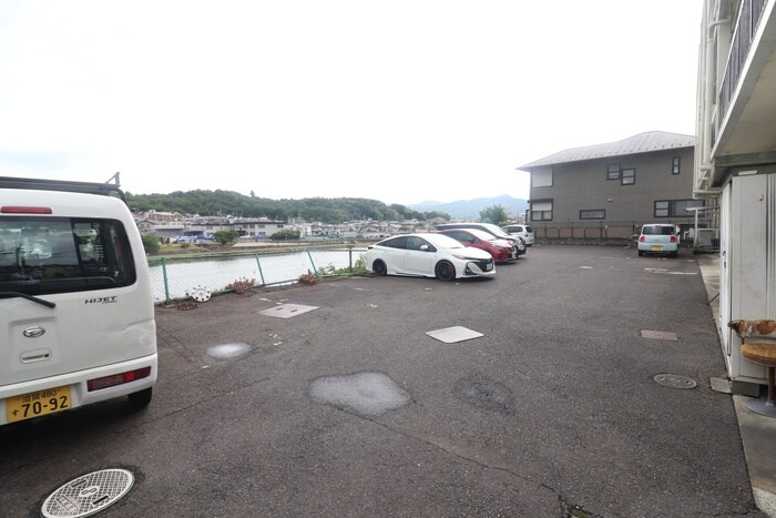物件外観写真2　(駐車場)
