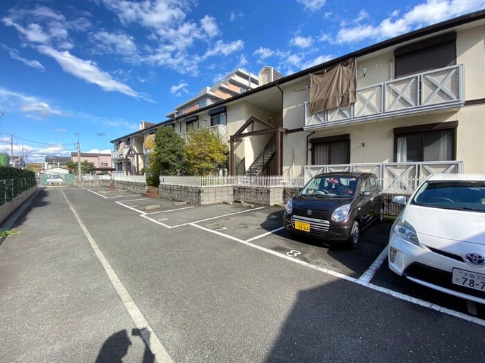 物件外観写真4　(駐車場)