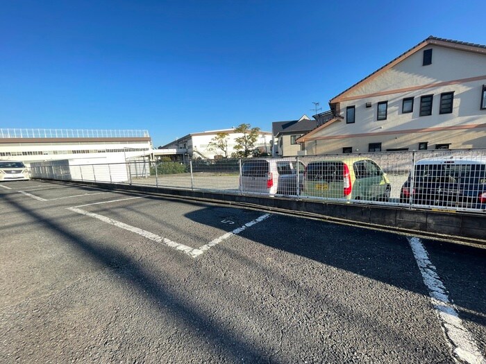 物件外観写真2　(駐車場)