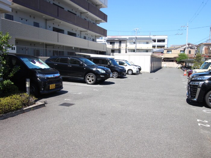 物件外観写真4　(駐車場)
