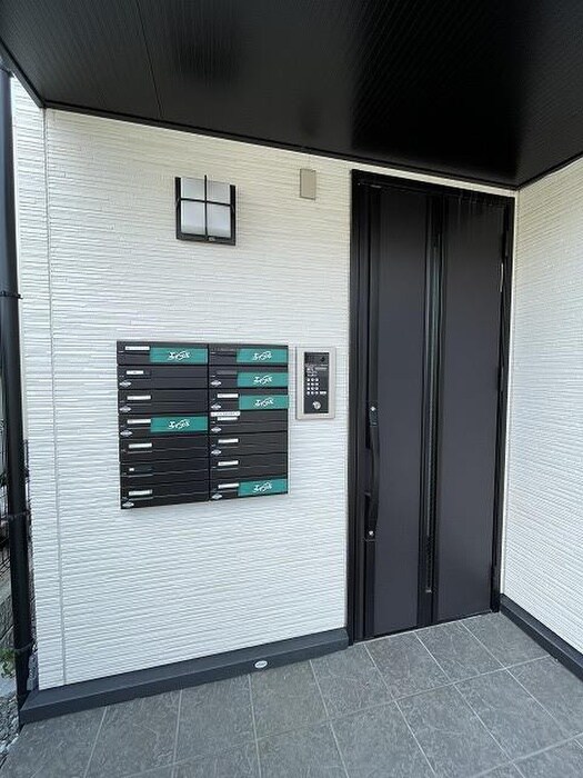 物件外観写真6　(エントランス部分)