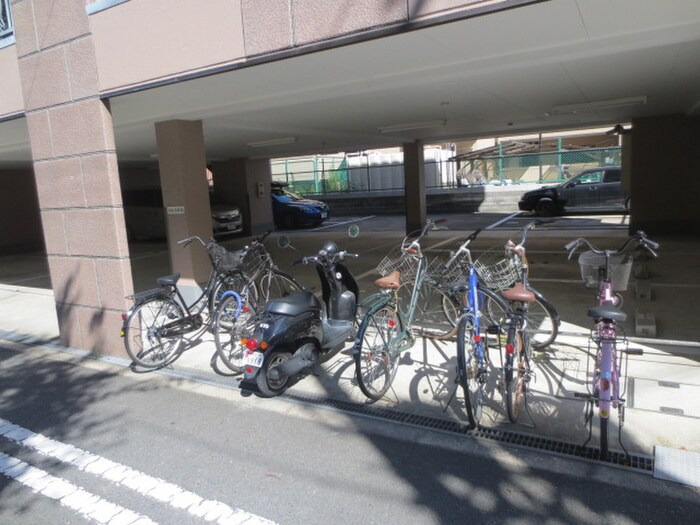 物件外観写真3　(駐輪場)