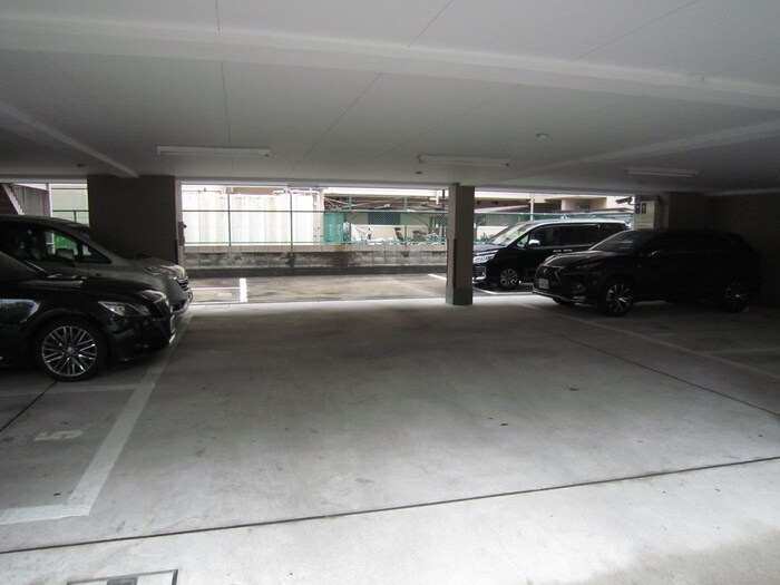 物件外観写真5　(駐車場)