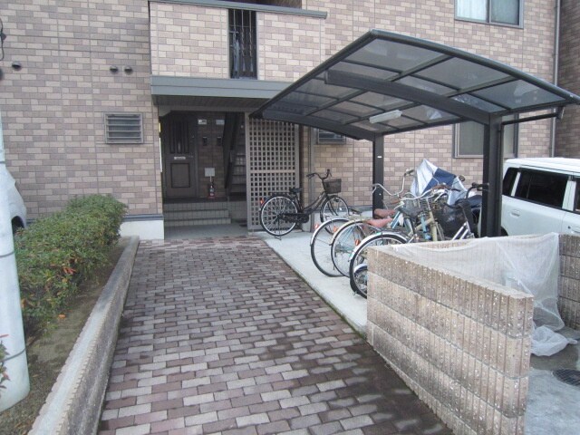 物件外観写真3　(エントランス部分)