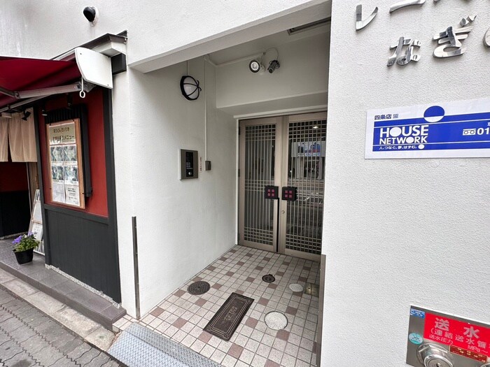 物件外観写真6　(エントランス部分)