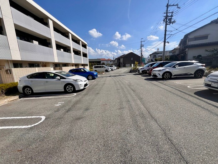 物件外観写真4　(駐車場)