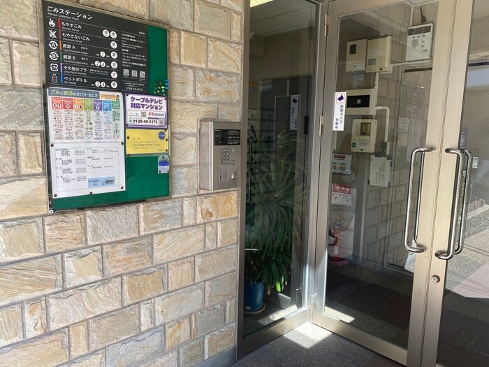 物件外観写真3　(エントランス部分)