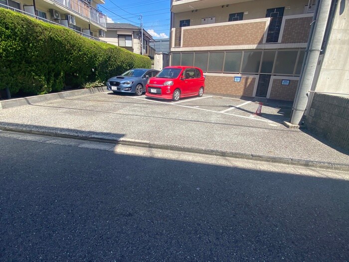 物件外観写真5　(駐車場)