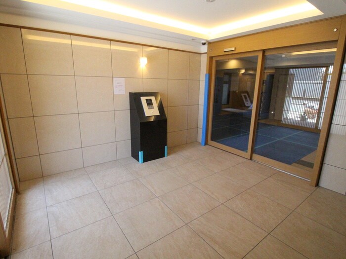 物件外観写真4　(エントランス部分)