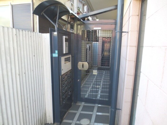 物件外観写真3　(エントランス部分)