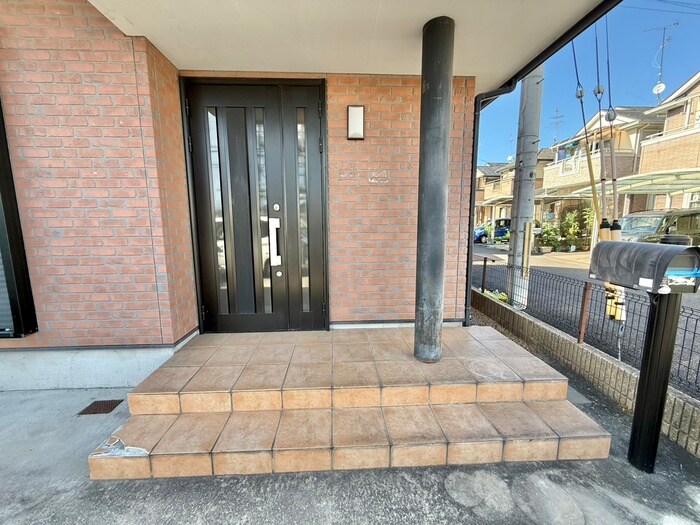 物件外観写真2　(エントランス部分)