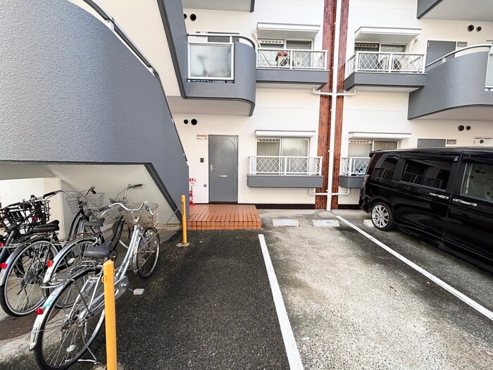 物件外観写真4　(エントランス部分)