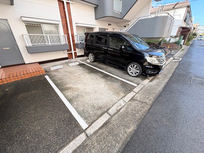 物件外観写真5　(駐車場)