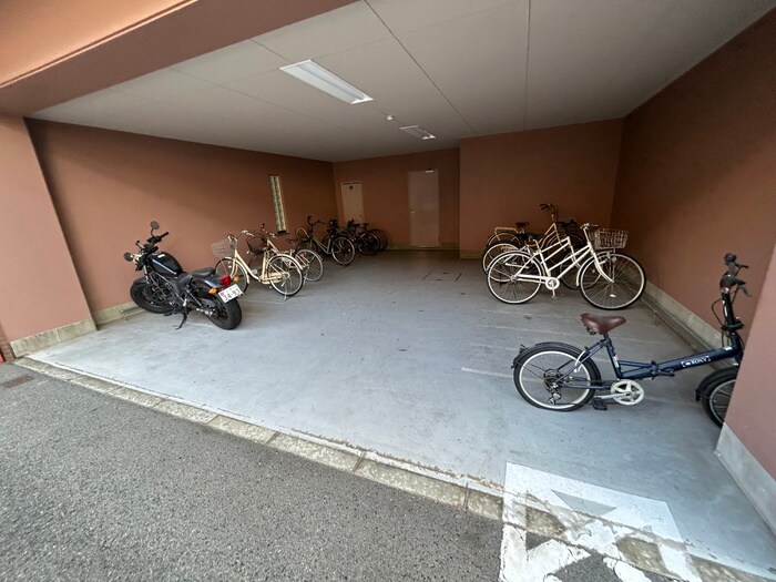 物件外観写真4　(駐輪場)