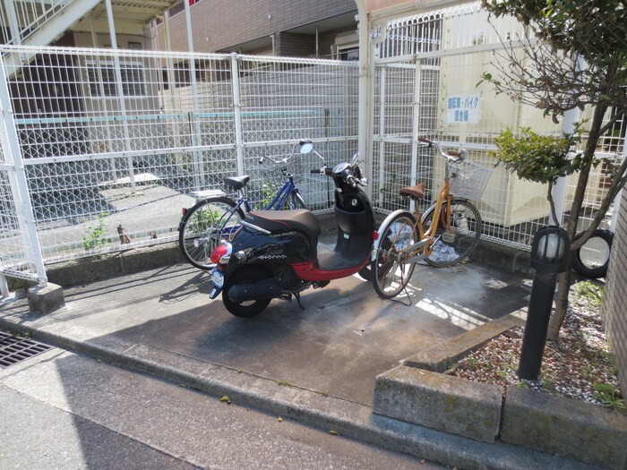 物件外観写真4　(駐輪場)