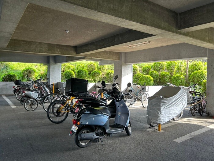 物件外観写真3　(駐輪場)