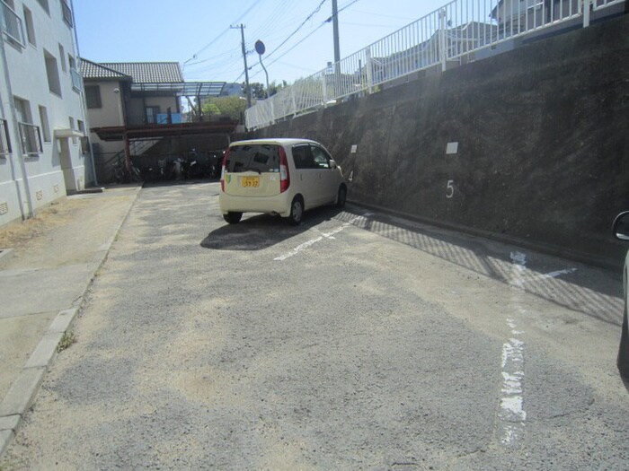 物件外観写真4　(駐車場)