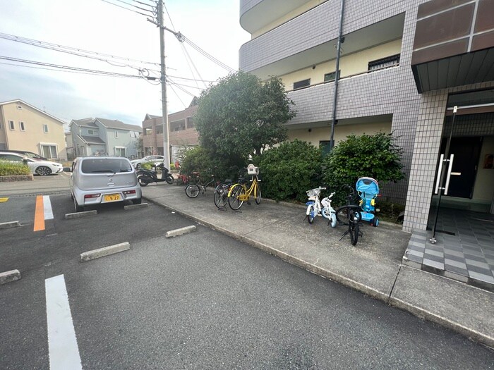 物件外観写真5　(駐輪場)