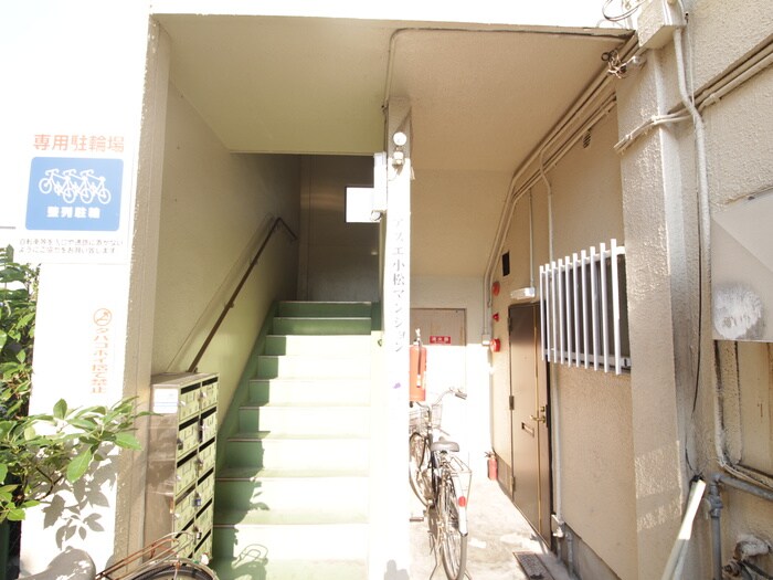 物件外観写真4　(エントランス部分)