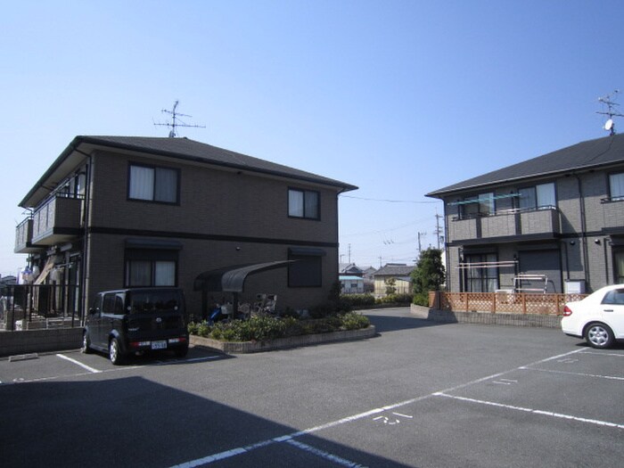 物件外観写真2　(駐車場)