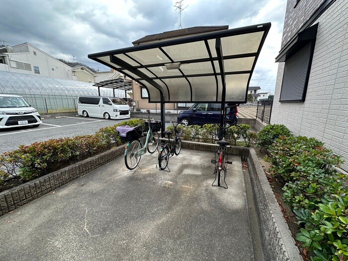 物件外観写真4　(駐輪場)