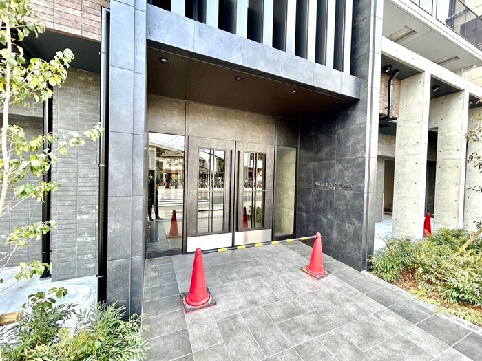 物件外観写真2　(エントランス部分)