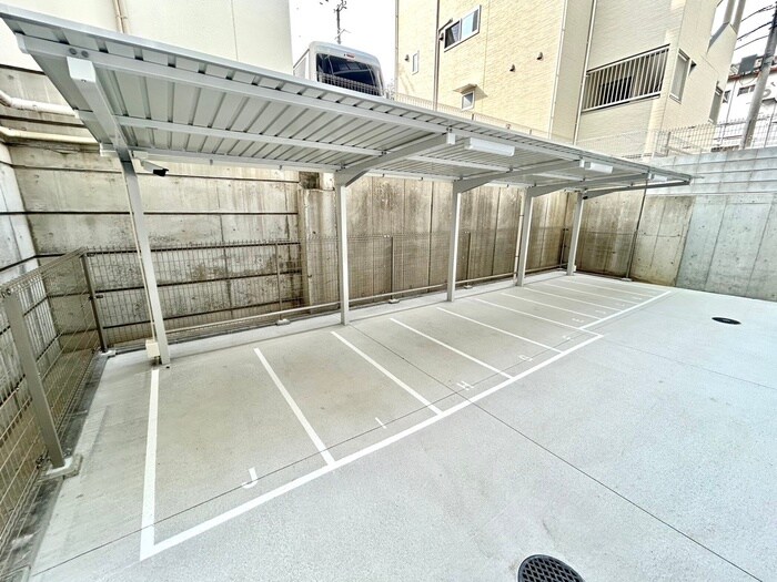 物件外観写真4　(バイク置き場)