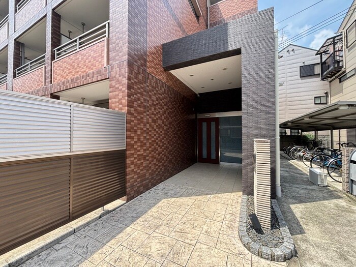 物件外観写真2　(エントランス部分)