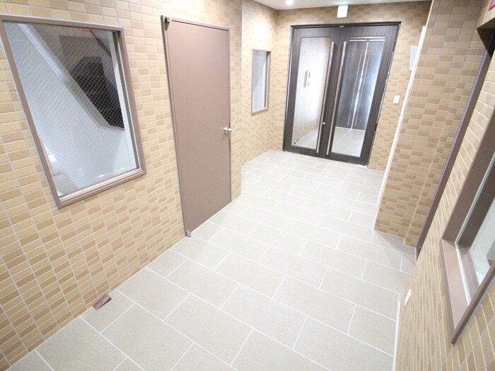 物件外観写真6　(エントランス部分)