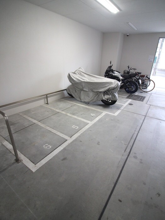 物件外観写真3　(バイク置き場)